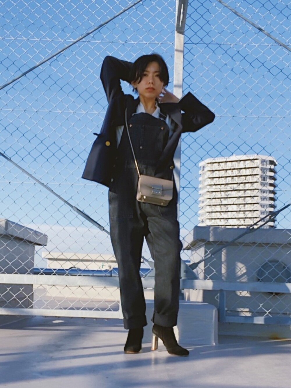 「きれいめカジュアル、オーバーオール、ジャケット、カーディガン、オールブラック、ブーツ、休日スタイル、マイベストコーデ2020、低身長コーデ、モノトーン」｜「無印良品のアイテム（カーディガン/ボレロ、ホワイト系）」を使った、ma---riさん（レディース・151cm）の冬コーディネートの1枚目の写真
