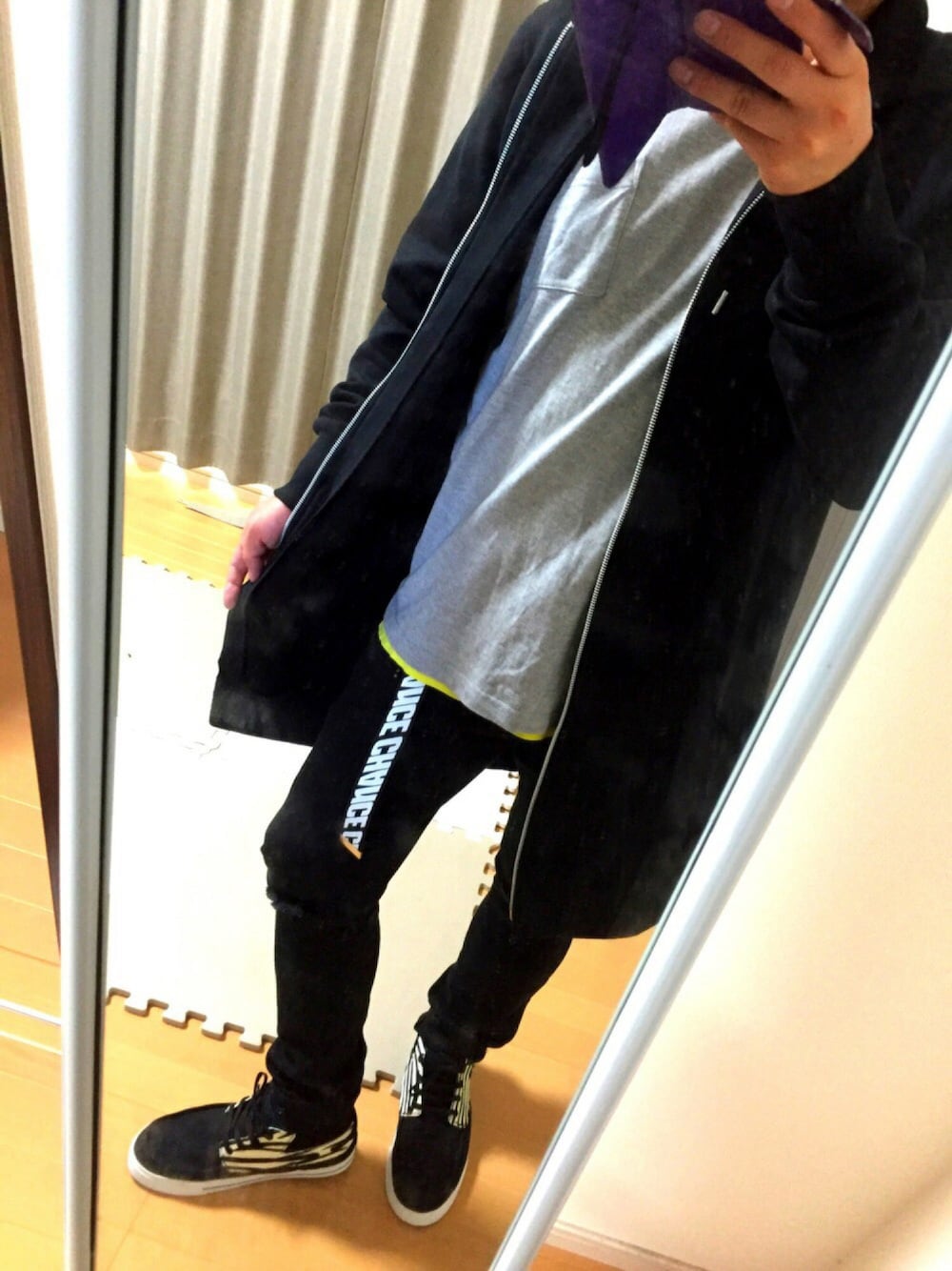 ブラック系のパーカー、グレー系のTシャツ/カットソー、イエロー系のTシャツ/カットソーを着用したメンズの秋コーディネートの1枚目の写真