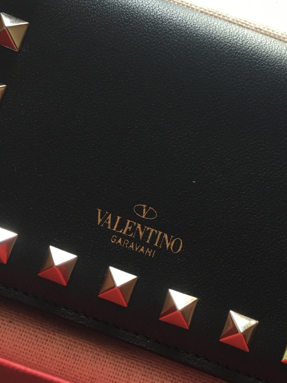 「表参道ヒルズ」｜「VALENTINOのValentino - Rockstud Leather Wallet - Womens - Black（財布、ブラック系）」を使った、yuccieさん（メンズ・155cm）の冬コーディネートの1枚目の写真
