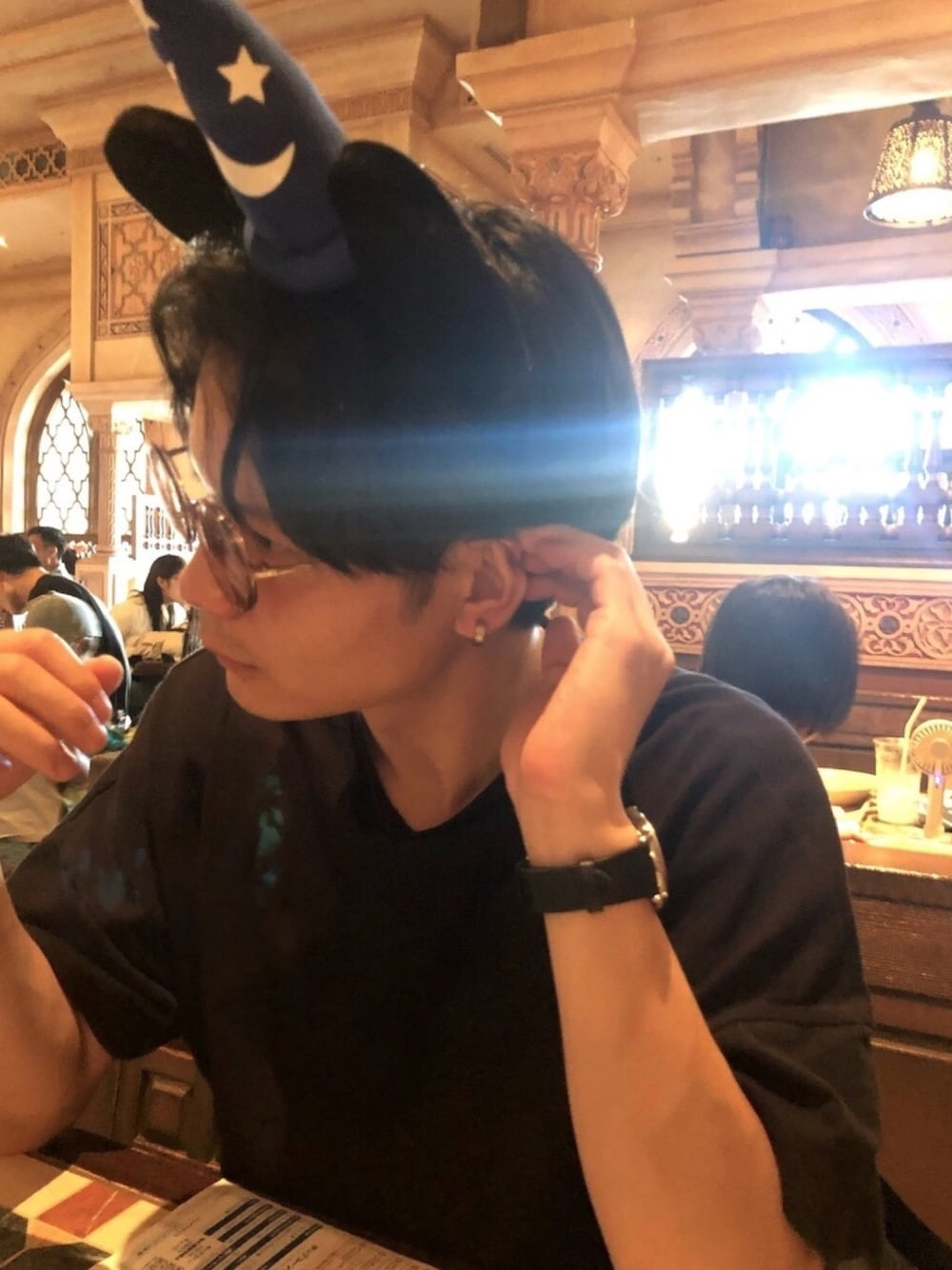 「おしゃれさんと繋がりたい、カジュアルコーデ、夏コーデ、ディズニーシー、ディズニーコーデ、サングラス、黒、サングラススタイル、腕時計、いいね、save、フォローお願いします🤑」｜「ARMANIのアイテム（アナログ腕時計、ブラック系）」を使った、jomoさん（メンズ・178cm）の夏コーディネートの1枚目の写真