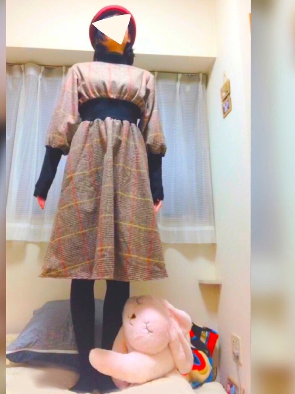 ブラウン系のワンピース/ドレス、グレー系のその他アンダーウェア/インナー、ブラック系のタイツ/ストッキングを着用したレディースの秋コーディネートの1枚目の写真