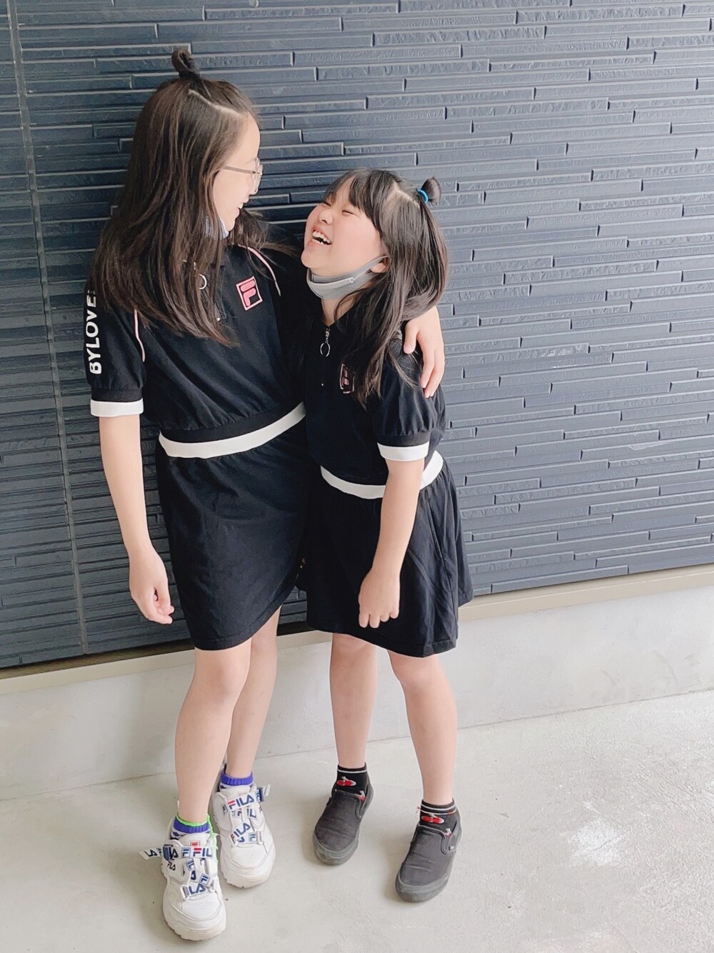 「キッズコーデ、姉妹コーデ、おそろいコーデ、仲良し姉妹、js5、js2、おしゃれさんと繋がりたい」｜「by LOVEiTの【FILA】ハーフジップリブラインワンピース（ワンピース、ブラック系）」を使った、☆Rico☆さん（キッズ・138cm）の春コーディネートの1枚目の写真