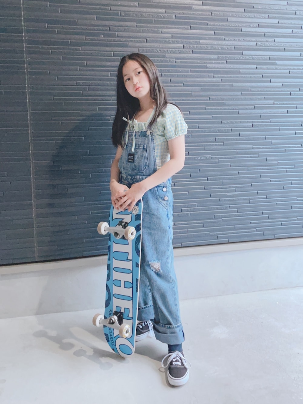 「カジュアル、スケータースタイル、スケーターコーデ、スケボー女子、js5、アナップガール、VANSのスニーカー」｜「ANAP GｉRLのケミカルクラッシュサロペット（サロペット/オーバーオール、ブルー系）」を使った、☆Rico☆さん（キッズ・138cm）の春コーディネートの1枚目の写真