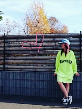 「THRASHER（スラッシャー）のアイテム（ワンピース、イエロー系）」を使った、Aki Satoさん（レディース・151cm）の冬コーディネート