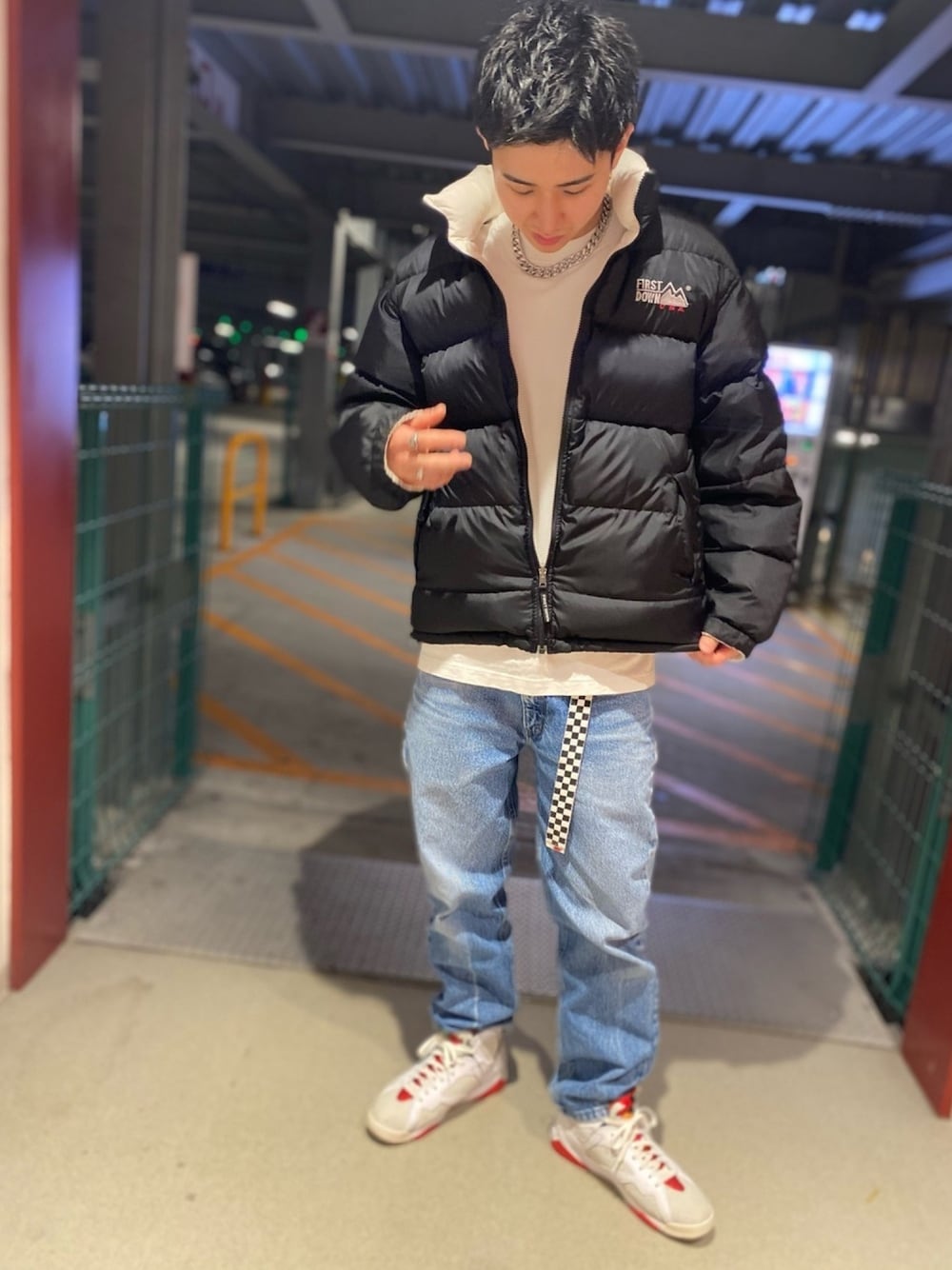 「ダウンジャケット、デニム、スニーカー、ロンT、カジュアル、カーハート、エアジョーダン、休日スタイル」｜「CarharttのCarhartt WIP Newel Denim Jeans（デニムパンツ、ブルー系）」を使った、𝐊さん（メンズ・180cm）の冬コーディネートの1枚目の写真
