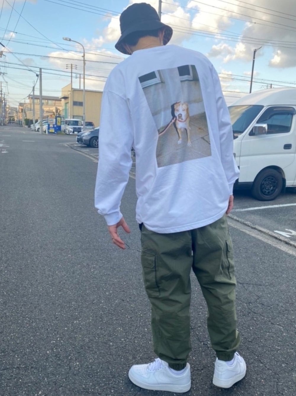 「主役はカラーパンツ、休日スタイル、春夏コーデ、カーゴパンツ、ロンT、白Tシャツ、バケットハット、バックプリント、スニーカー、ハット」｜「WILD THINGSの【WILD THINGS/ワイルドシングス】別注リバーシブルバケットハット（ハット、ブラック系）」を使った、𝐊さん（メンズ・180cm）の春コーディネートの1枚目の写真