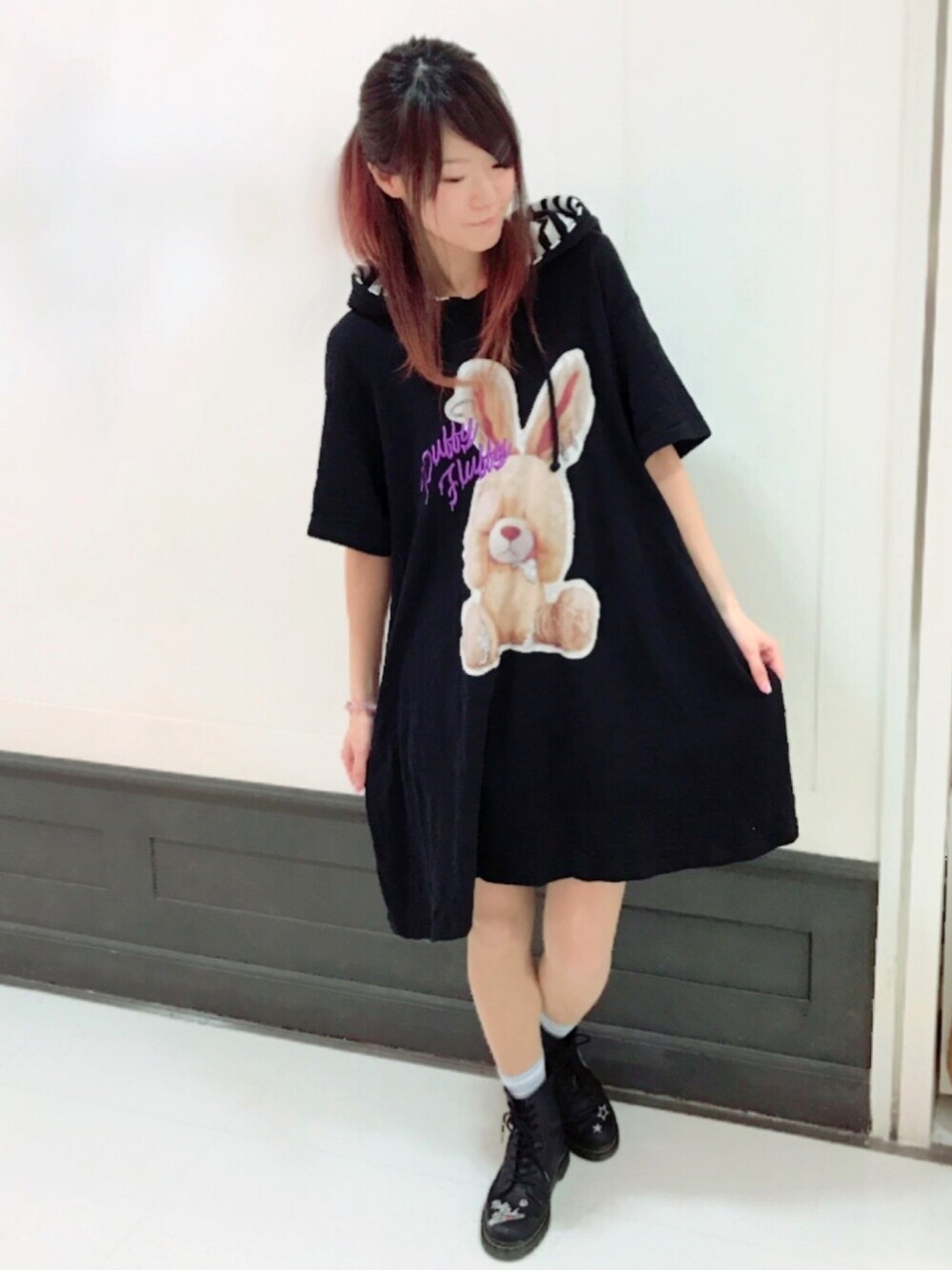 ブラック系のワンピースを着用したレディースの春コーディネートの1枚目の写真