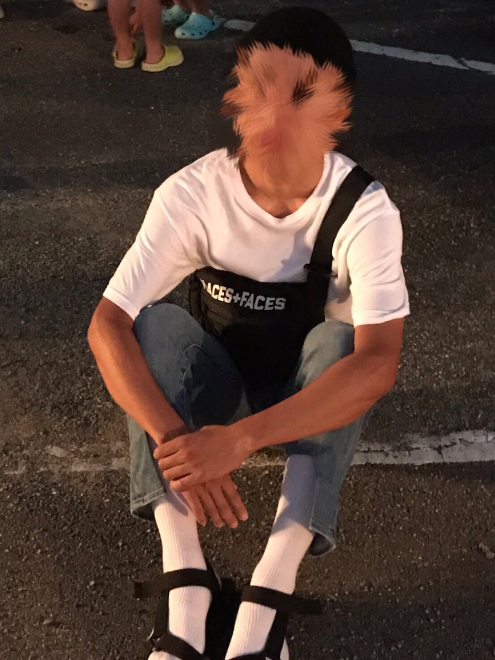 「祭り、体育座り、靴下、奇抜なファッション、古着好きな人と繋がりたい」｜「PLACES+FACESのアイテム（ショルダーバッグ、ブラック系）」を使った、翔太さん（メンズ・173cm）の夏コーディネートの1枚目の写真