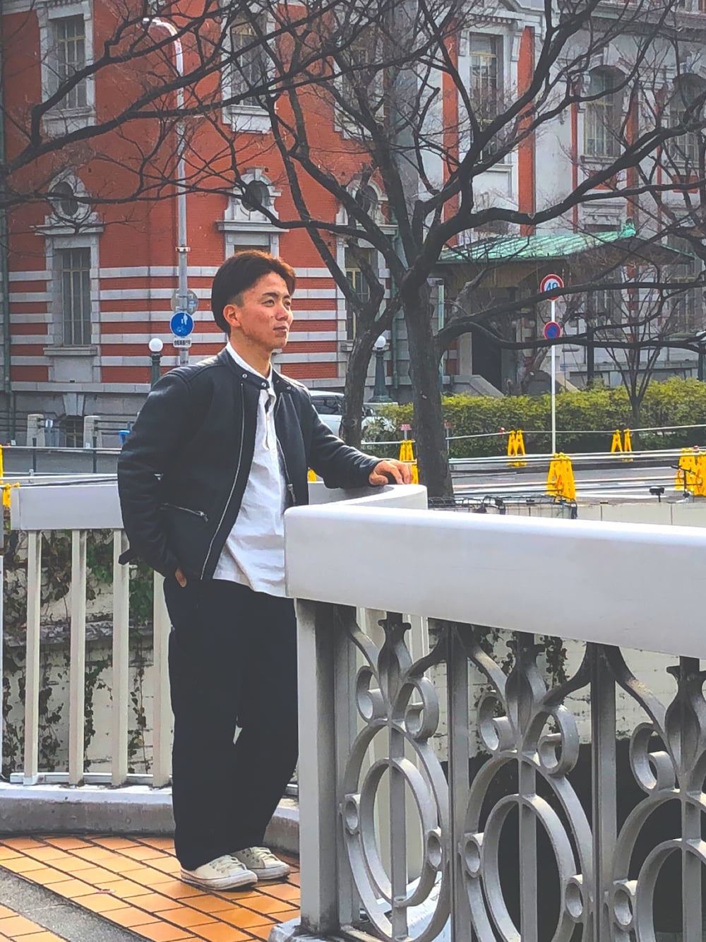 「お洒落さんとつながりたい、シンプルコーデ、休日スタイル、カフェ、北浜、おしゃれになりたい」｜「ZARAのアイテム（ライダースジャケット、ブラック系）」を使った、snyさん（メンズ・173cm）の春コーディネートの1枚目の写真