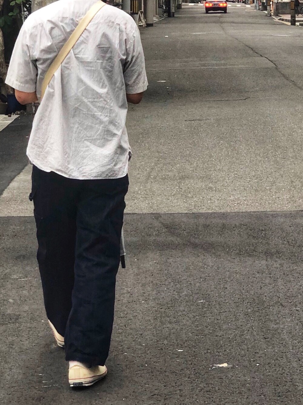 「春夏コーデ、休日スタイル、おしゃれさんと繋がりたい、フォローミー、大阪、北浜、シンプル、LDH、カフェ」｜「MHL.のアイテム（デニムパンツ、ブルー系）」を使った、snyさん（メンズ・173cm）の春コーディネートの1枚目の写真