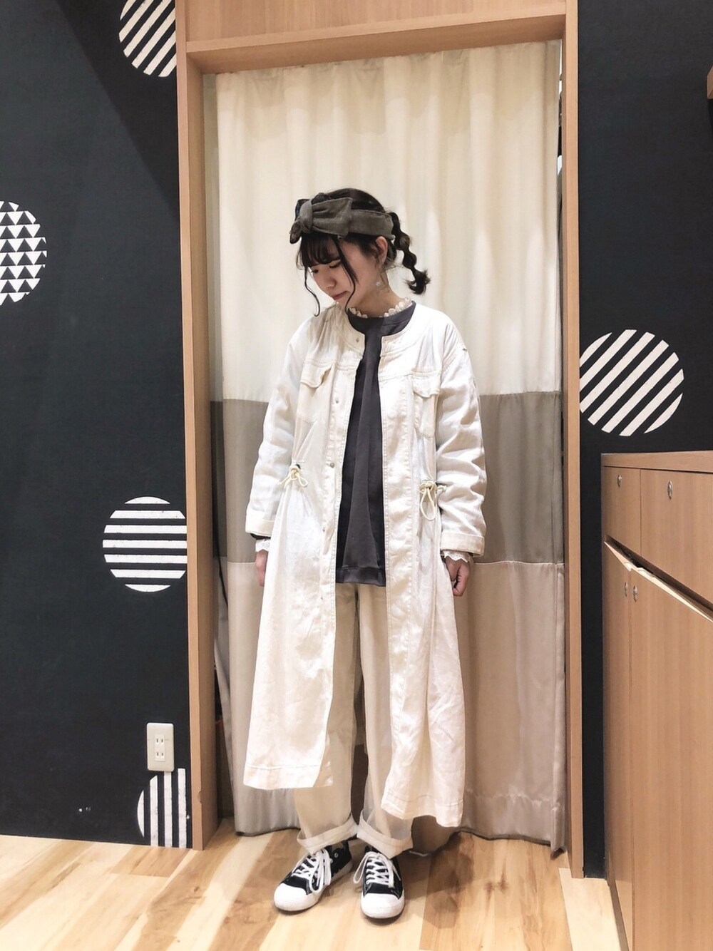 グレー系のTシャツ/カットソー、ホワイト系のその他アウター、ホワイト系のデニムパンツを着用したレディースの冬コーディネートの1枚目の写真