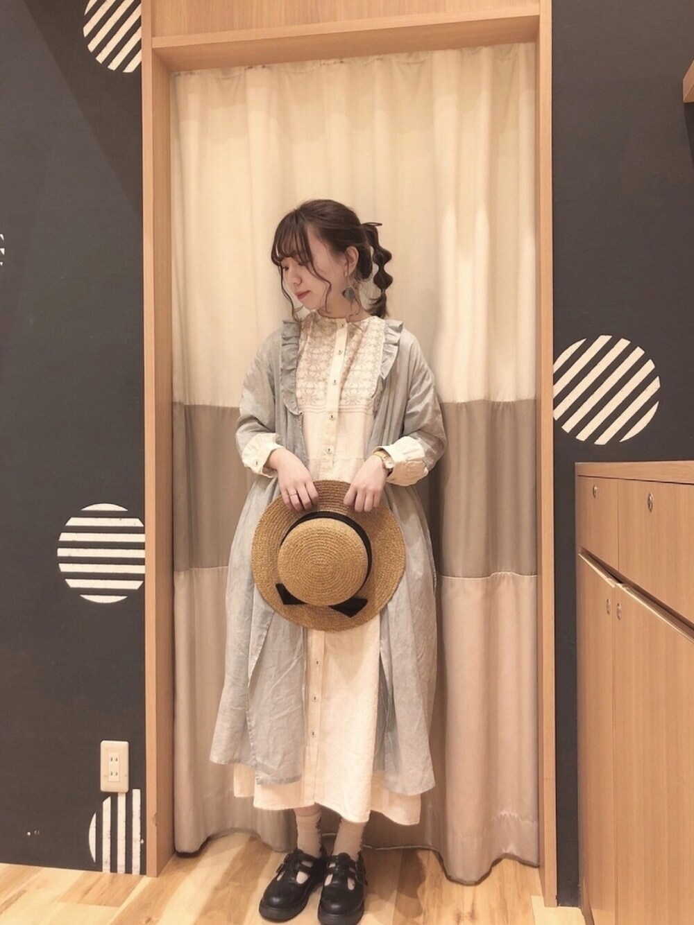 ブラック系のドレスシューズ、ブルー系のワンピース、ホワイト系のワンピースを着用したレディースの春コーディネートの1枚目の写真