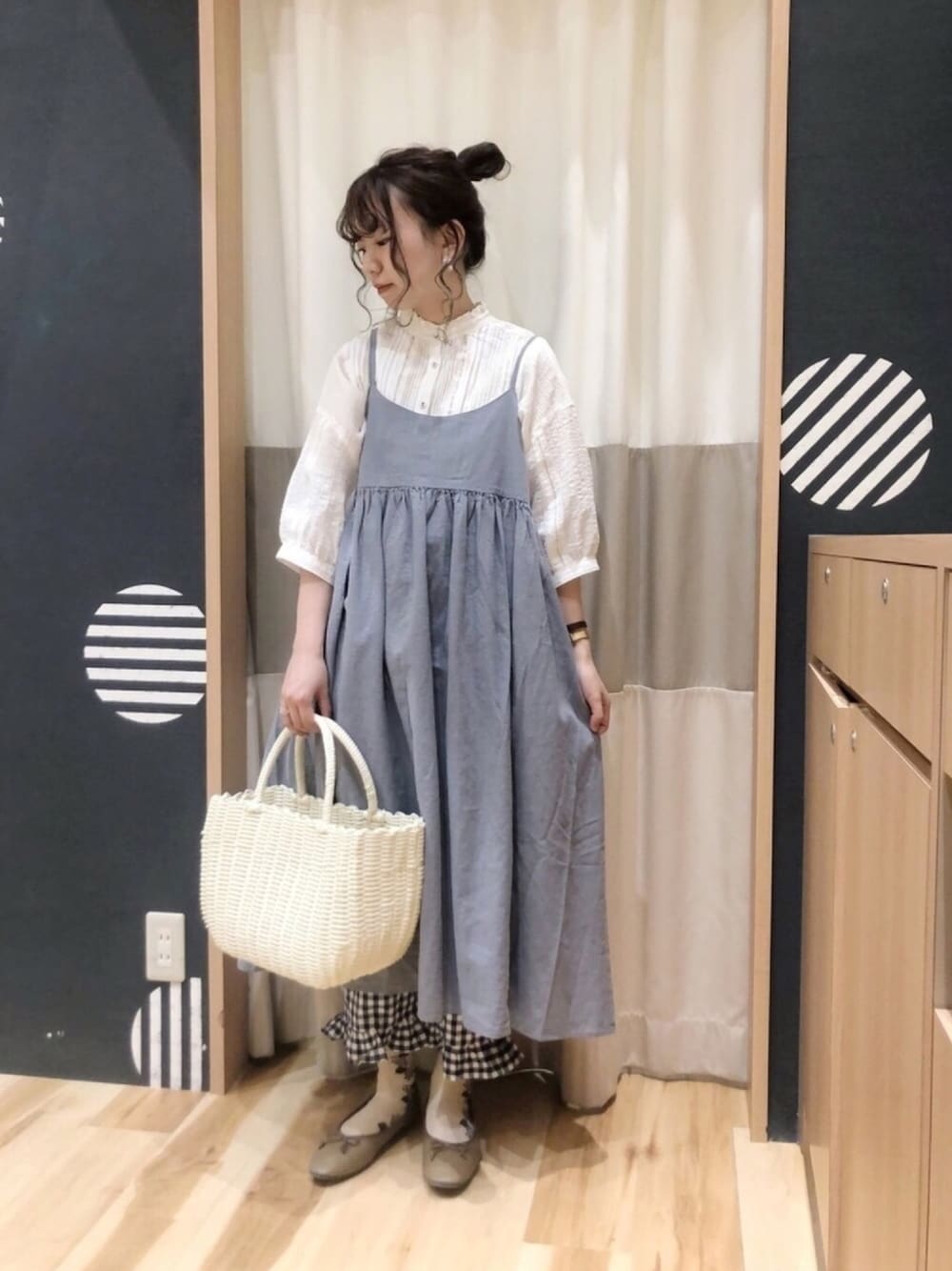 ブルー系のワンピース、ブラウン系のバレエシューズ、ブルー系のその他パンツを着用したレディースの春コーディネートの1枚目の写真