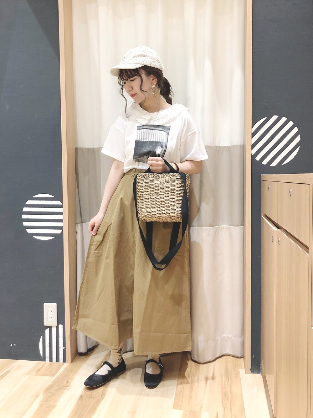 ホワイト系のTシャツ/カットソー、ベージュ系のスカート、ブラック系のショルダーバッグを着用したレディースの夏コーディネートの1枚目の写真