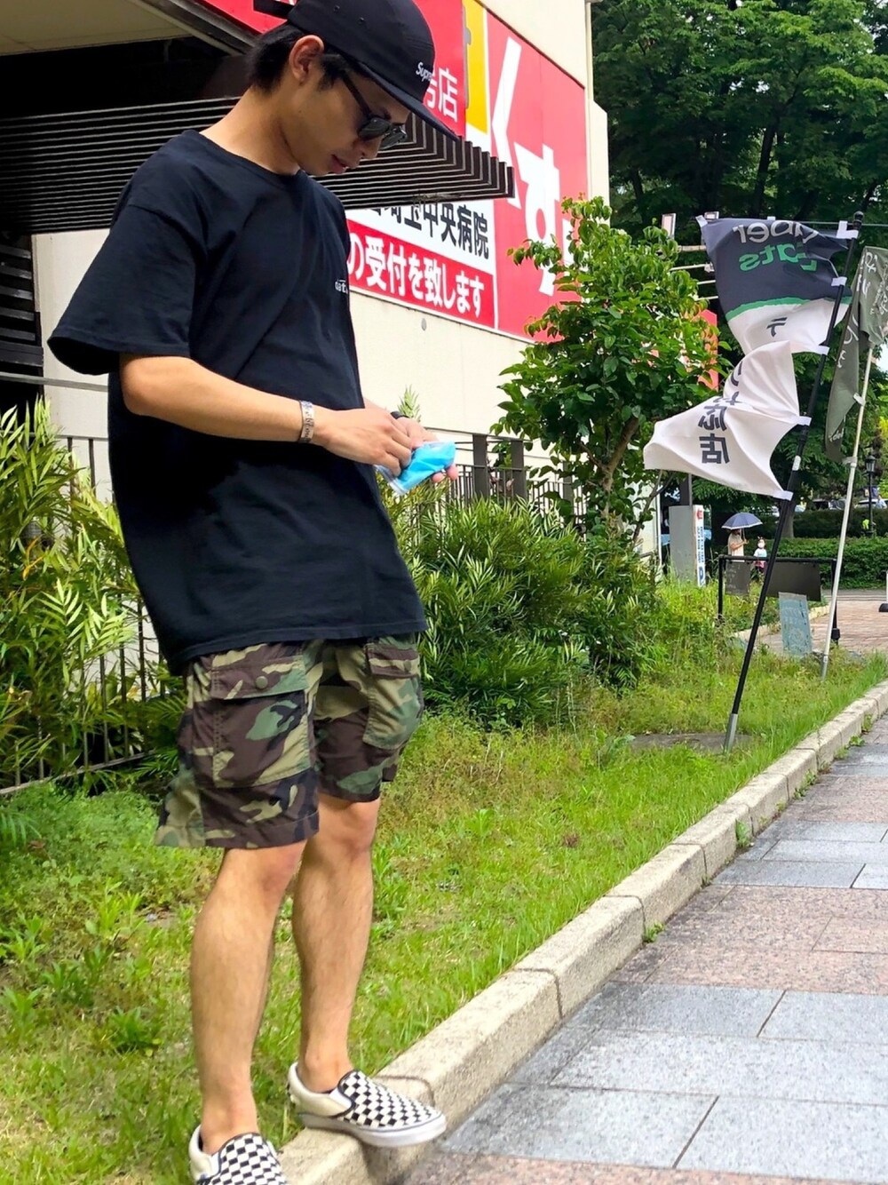 「シンプル、おしゃれさんと繋がりたい、ストリート、休日スタイル、カジュアルコーデ、春夏コーデ、ビックシルエット、スニーカー、黒、いいね、save、フォローお願いします🤑」｜「Supreme のアイテム（キャップ、ブラック系）」を使った、ちんたさん（メンズ・167cm）の春コーディネートの1枚目の写真