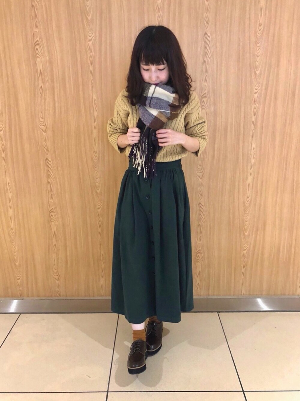 「ootd、秋のコーデ、プチプラコーデ、カジュアル、大人カジュアル、オトナ女子、おしゃれさんと繋がりたい、ニット、スカート、ストール」｜「Green　Parksの・チェック柄ストール（マフラー、ブラウン系）」を使った、ささみさん（レディース・156cm）の秋コーディネートの1枚目の写真