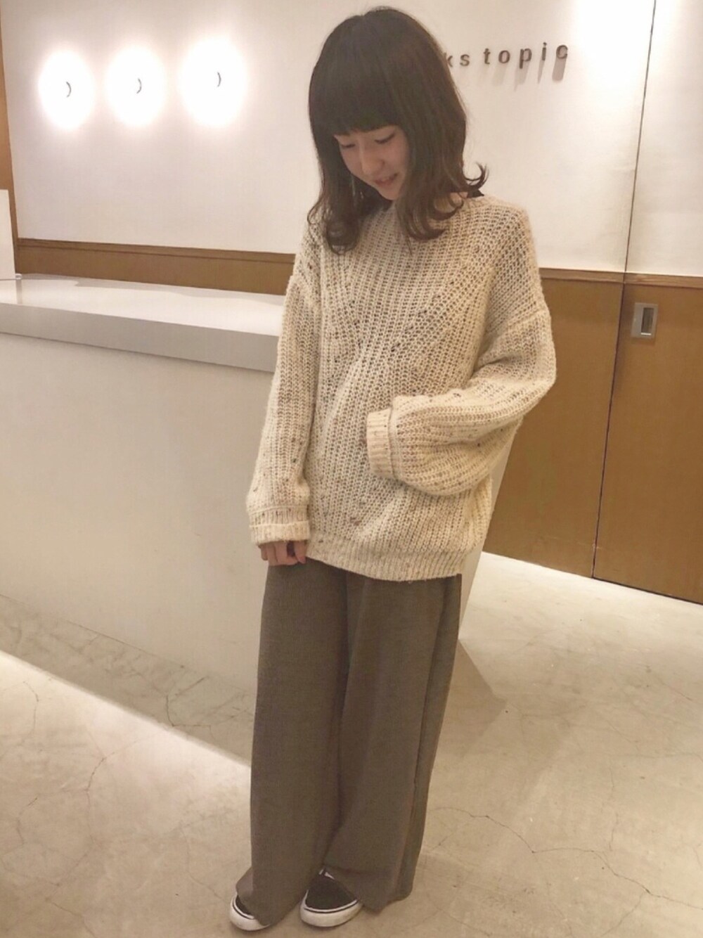 「ニット、リブパンツ、パンツ、ホワイト、カラフル、モカ、カジュアルコーデ、大人カジュアル、ootd、プチプラ」｜「titivateのｶﾗﾌﾙﾔｰﾝﾆｯﾄﾌﾟﾙｵｰﾊﾞｰ（ニット/セーター、ホワイト系）」を使った、ささみさん（レディース・155cm）の秋コーディネートの1枚目の写真