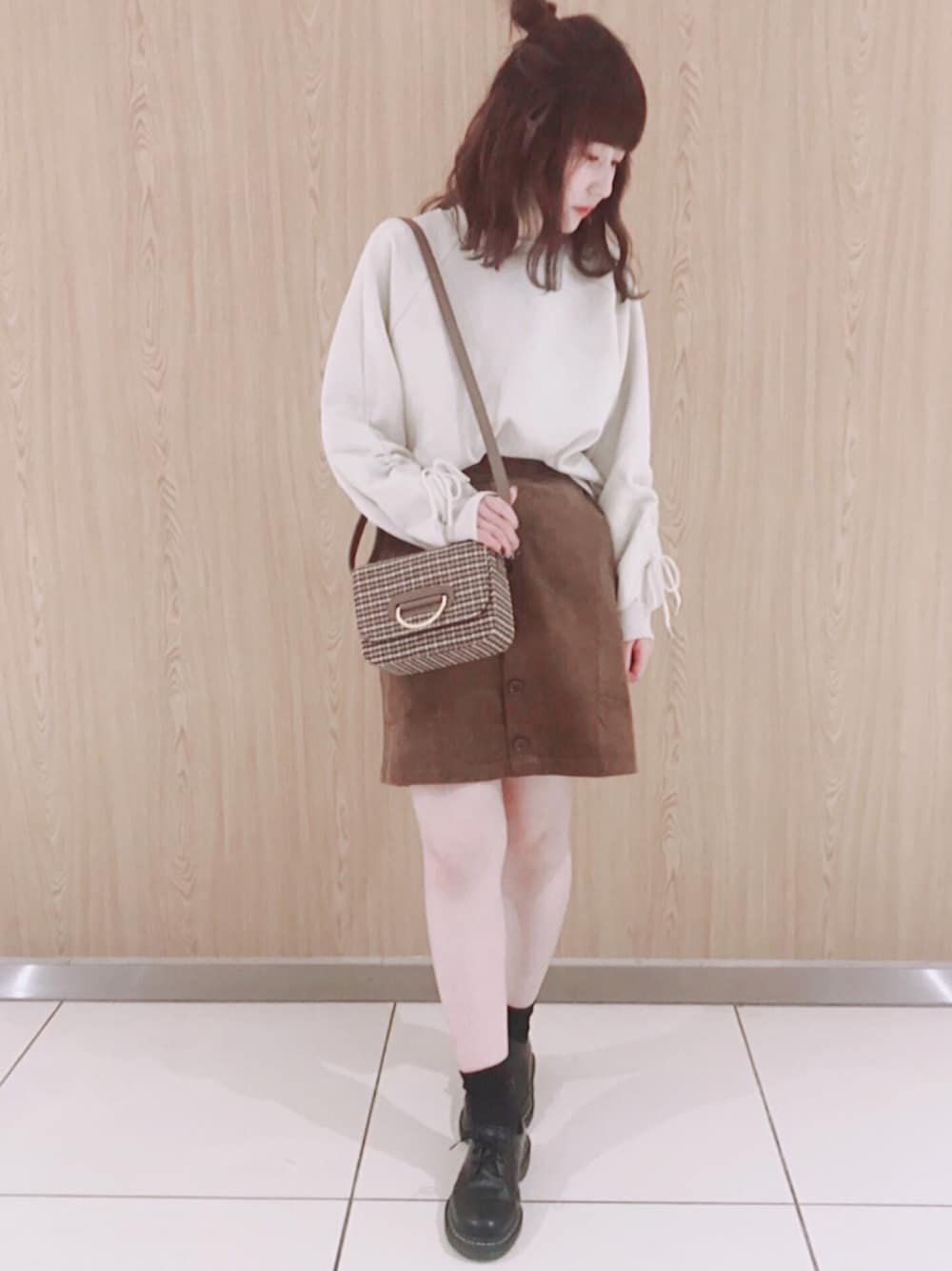 「ootd、デート、冬コーデ、カジュアル、オトナカジュアル、ボリューム袖、スカート、コーデュロイ、スウェード、ブラウン」｜「Green　Parksの・RAYCASSINフェイクスエードプルオーバー（Tシャツ/カットソー、ホワイト系）」を使った、ささみさん（レディース・155cm）の冬コーディネートの1枚目の写真