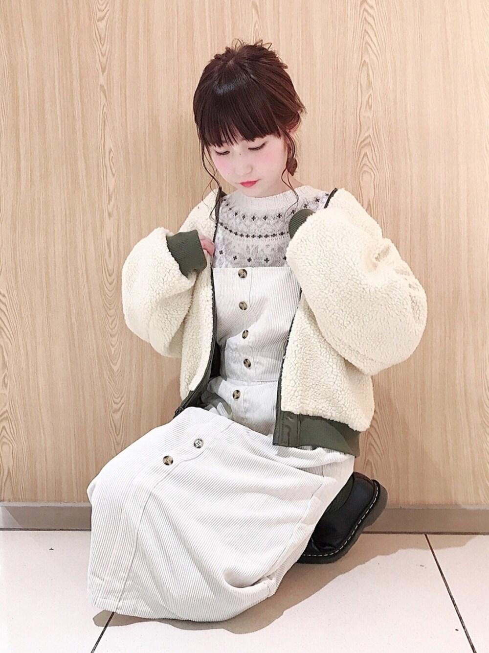 「冬、ニット、ジャンスカ、コーデュロイ、ブルゾン、もこもこ、ホワイトコーデ、カジュアル、大人カジュアル、ゆるコーデ」｜「Samansa Mos2のアイテム（ジャケット/アウター、グリーン系）」を使った、ささみさん（レディース・155cm）の冬コーディネートの1枚目の写真