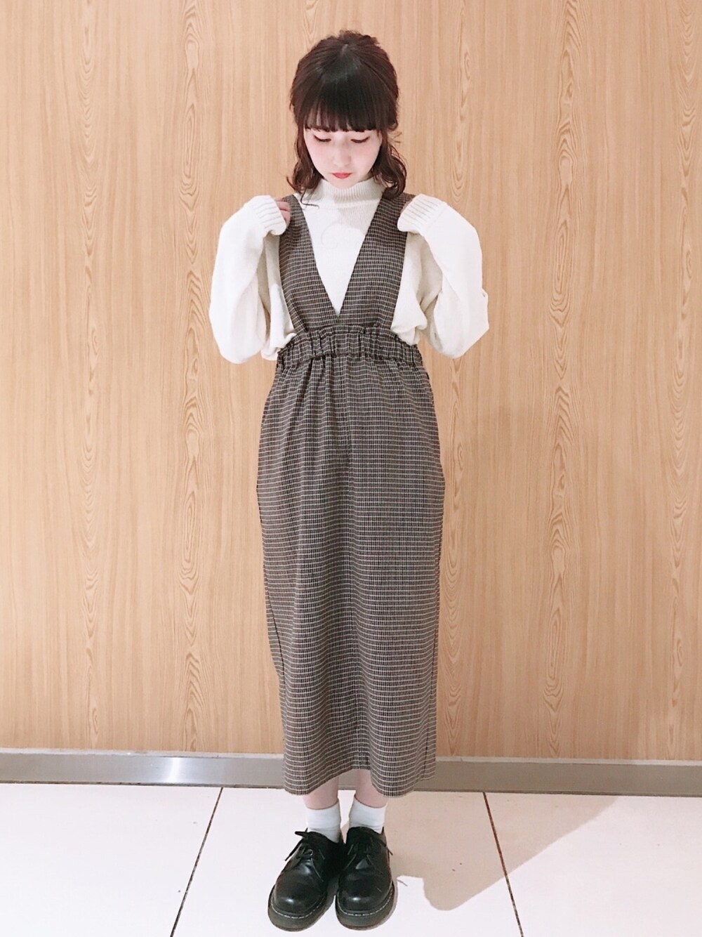 「シンプル、プチプラコーデ、ジャンスカ、スカート、ニット、ゆるコーデ、オトナ女子、チェック、お洒落さんとつながりたい、Dr.Martens」｜「earth music&ecologyの・ゆるﾆｯﾄﾌﾟﾙｵｰﾊﾞｰ（ニット/セーター、ホワイト系）」を使った、ささみさん（レディース・155cm）の冬コーディネートの1枚目の写真