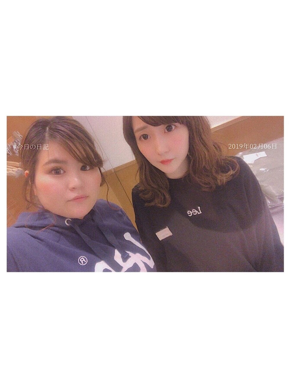 「earth music&ecology、LEE、コラボ、パーカー、スウェット、ootd、オトナカジュアル、春コーデ、シミラールック、おそろいコーデ」｜「Leeの【LEE×earth】 ロゴスウェット ●（スウェット、ブラック系）」を使った、ささみさん（レディース・155cm）の冬コーディネートの1枚目の写真