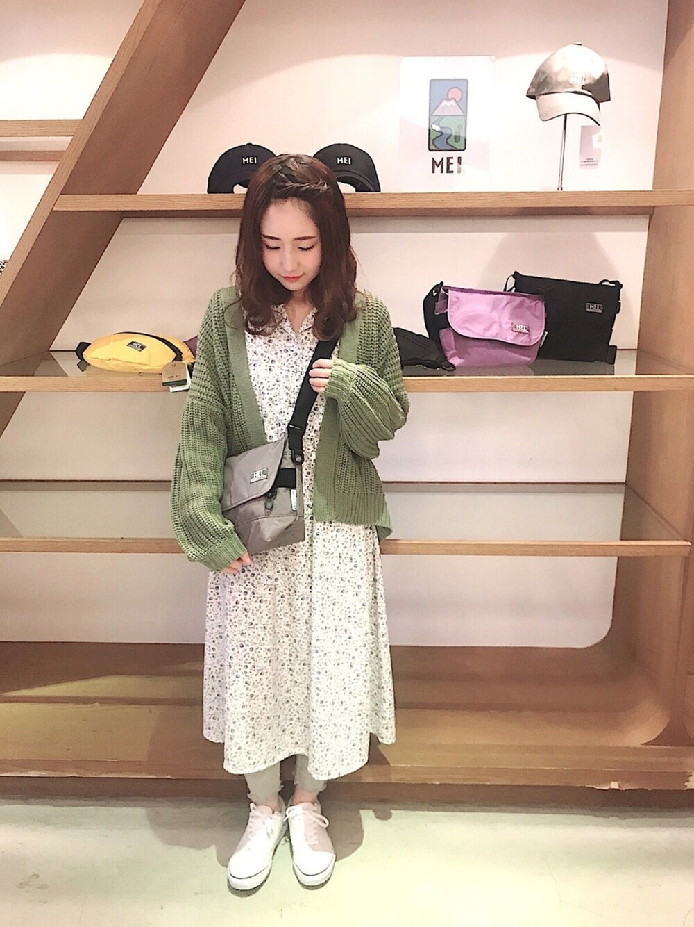 「春コーデ、大人カジュアル、シンプルコーデ、ホワイトコーデ、カーディガン、ワンピース、レギンス、VANS、スニーカー、お洒落さんとつながりたい」｜「Green　Parksのざっくり畦ニットカーデ ●（カーディガン/ボレロ、グリーン系）」を使った、ささみさん（レディース・155cm）の冬コーディネートの1枚目の写真