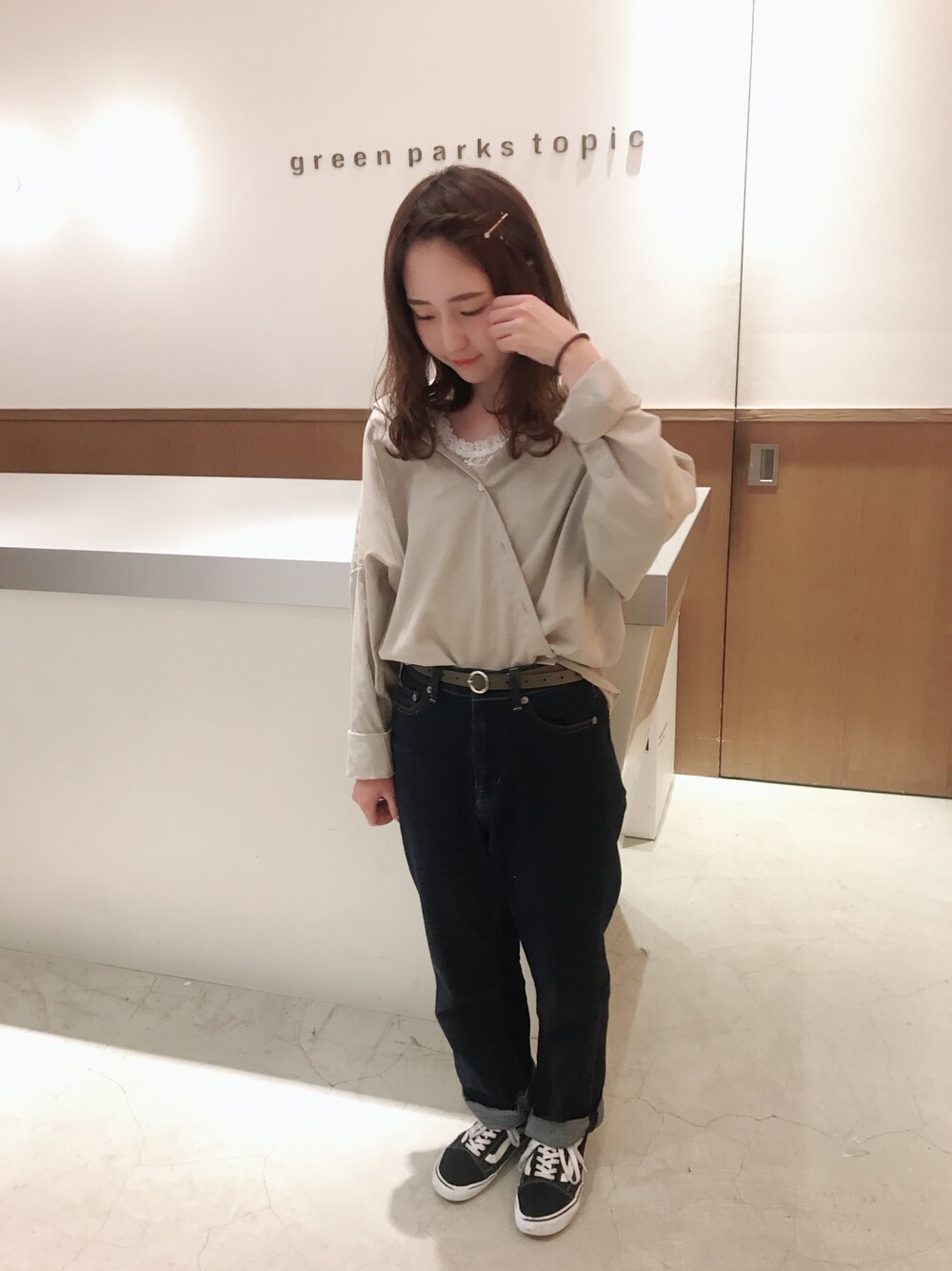 「春、春コーデ、今日のコーデ、ootd、プチプラ、おしゃれさんと繋がりたい、スニーカー、ベージュコーデ、デニム、シャツ」｜「earth music&ecologyのフレンチリネンブレンド2wayシャツ（シャツ/ブラウス、ベージュ系）」を使った、ささみさん（レディース・155cm）の春コーディネートの1枚目の写真