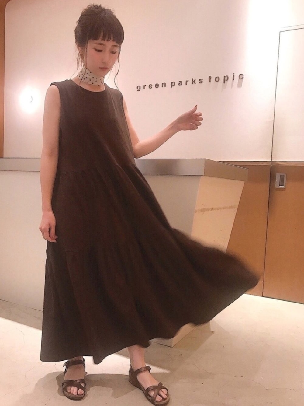 「秋コーデ、オトナ女子、きれいめカジュアル、秋、スカーフ、スカーフアレンジ、ワンピース、ベイクドカラー、ブラウンコーデ」｜「earth music&ecologyのオーガニックコットンノースリーブティアードワンピース（ワンピース、ブラウン系）」を使った、ささみさん（レディース・155cm）の夏コーディネートの1枚目の写真