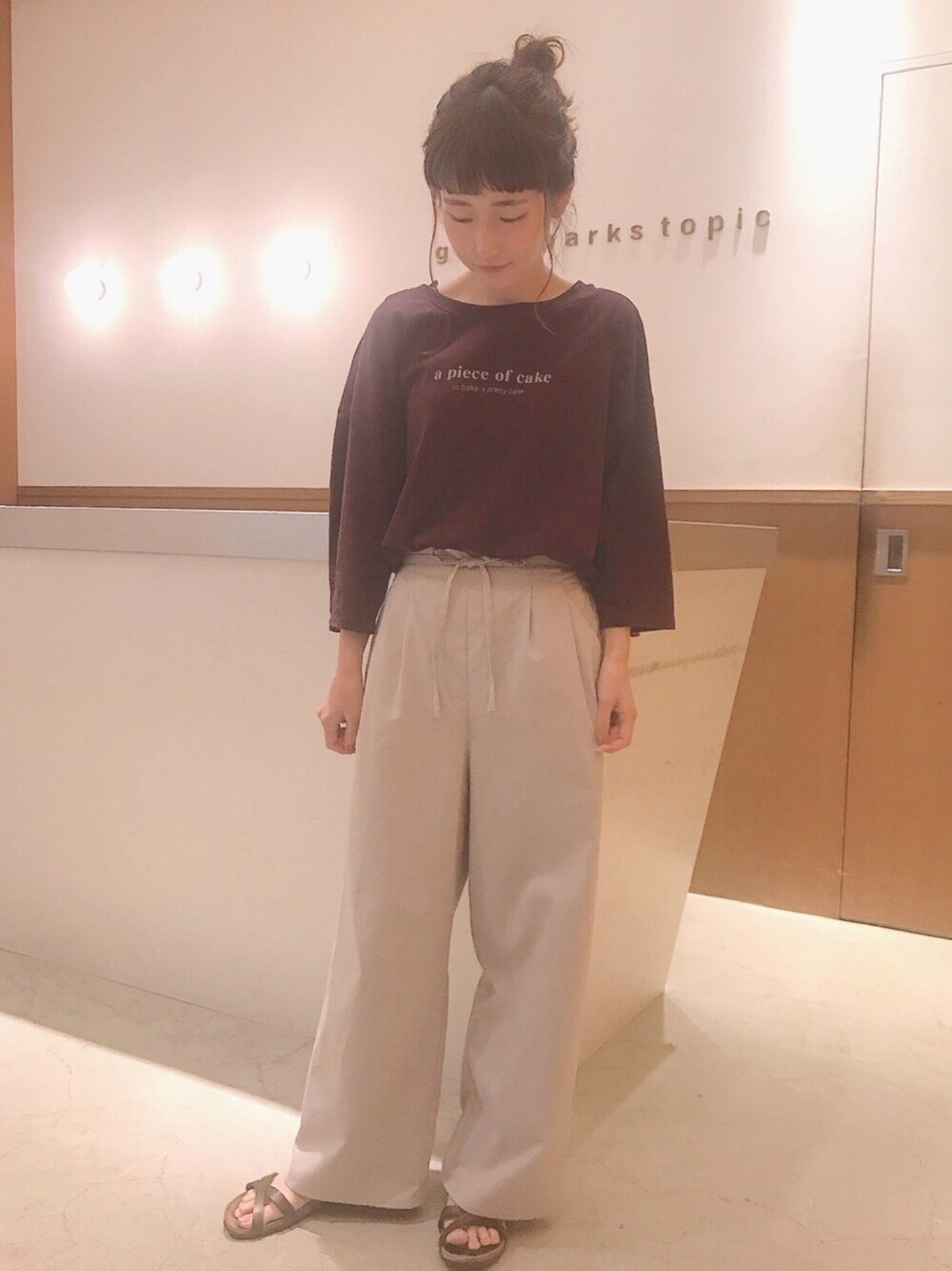 「ピースオブケイク、大人カジュアル、シンプル、パープル、パンツスタイル、ootd、秋のコーデ、低身長、お団子ヘアー」｜「Green　Parksのapoc7分袖ロゴプルオーバー（Tシャツ/カットソー、パープル系）」を使った、ささみさん（レディース・156cm）の夏コーディネートの1枚目の写真