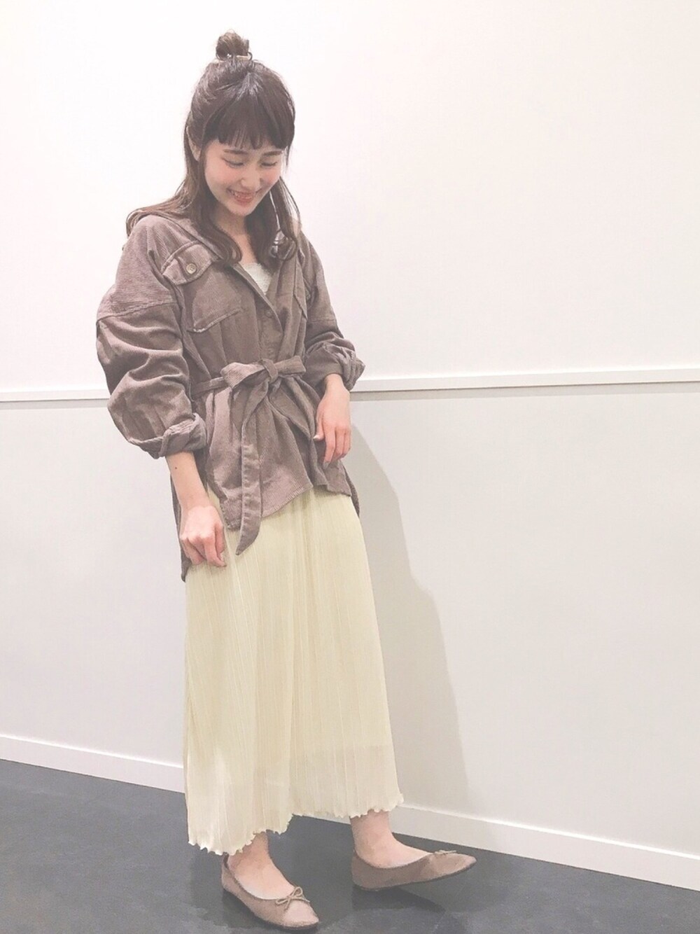 「秋のカフェオレコーデ、シンプルコーデ、大人カジュアル、カジュアル、着回しコーデ、ワンピース、バレエシューズ、スウェット、ジャケット、コーデュロイ」｜「earth music&ecologyのオーガニックコットンコーデュロイワークシャツジャケット（ブルゾン、ピンク系）」を使った、ささみさん（レディース・156cm）の秋コーディネートの1枚目の写真