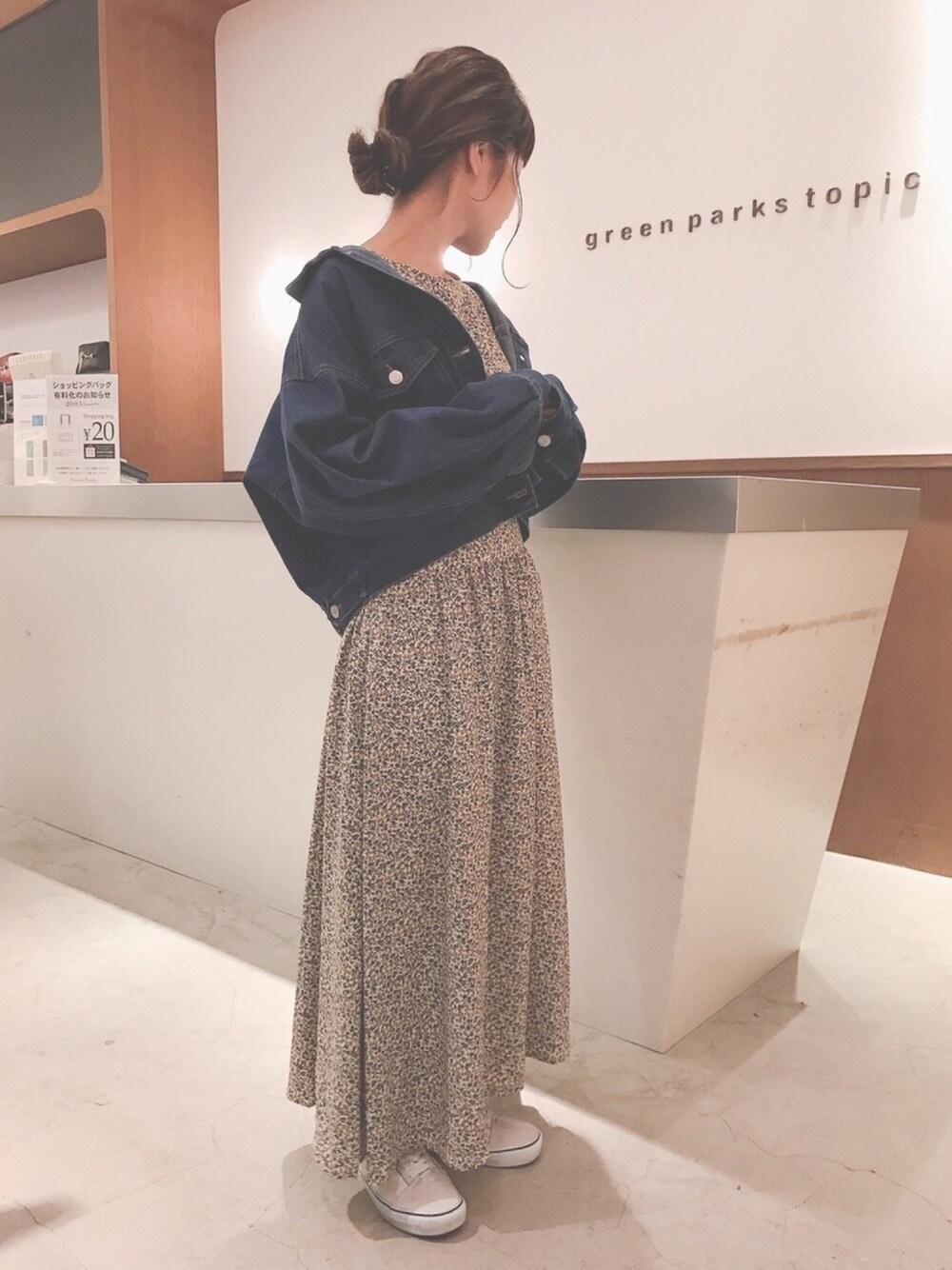 「ootd、大人トレンドカジュアル、オトナカジュアル、秋のコーデ、シンプルコーデ、プチプラ、ワンピース、スニーカー、Gジャン、デニム」｜「earth music&ecologyのCOTTON USAデニム(BIG Gジャン)（デニムジャケット、ブルー系）」を使った、ささみさん（レディース・156cm）の秋コーディネートの1枚目の写真