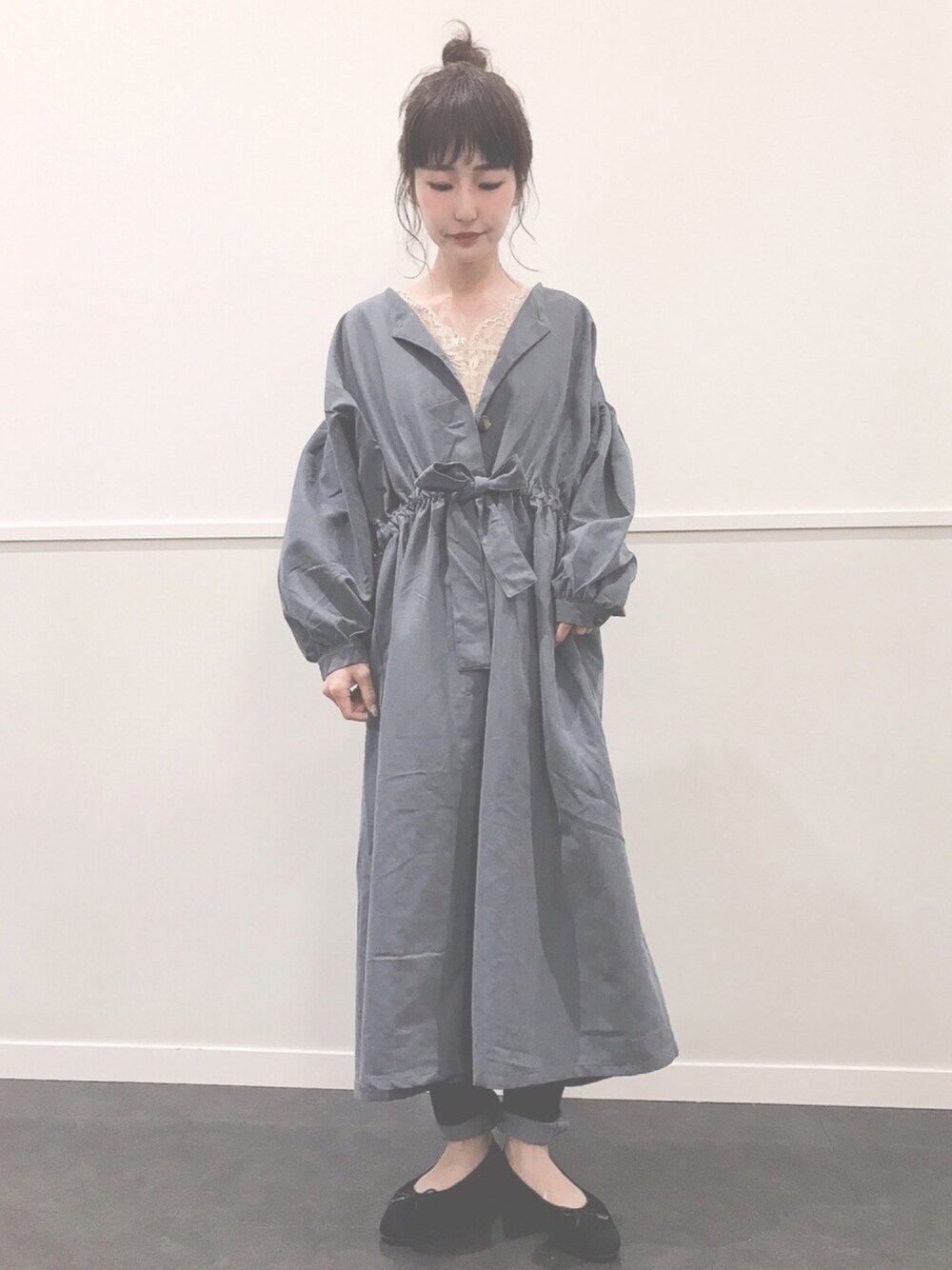 「秋コーデ、大人カジュアル、きれいめカジュアル、カジュアル、プチプラ、くすみカラー、くすみブルー、ベイクドカラー、ワンピース、バレエシューズ」｜「Green　Parksの・ELENCARE DUE イロイロボタンワンピース（ワンピース、ブルー系）」を使った、ささみさん（レディース・156cm）の秋コーディネートの1枚目の写真