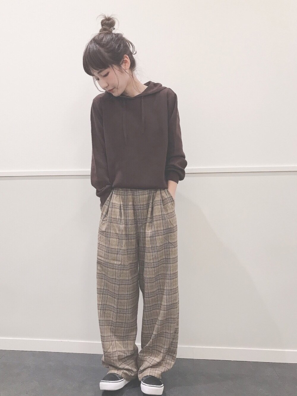 「チェック、秋コーデ、パンツスタイル、ラクチンコーデ、シンプルコーデ、オトナカジュアル、ワイドパンツ、スニーカー、ブラウン、チェック柄に恋してる」｜「Green　Parksのミラノリブニットパーカー（ニット/セーター、ブラウン系）」を使った、ささみさん（レディース・156cm）の秋コーディネートの1枚目の写真