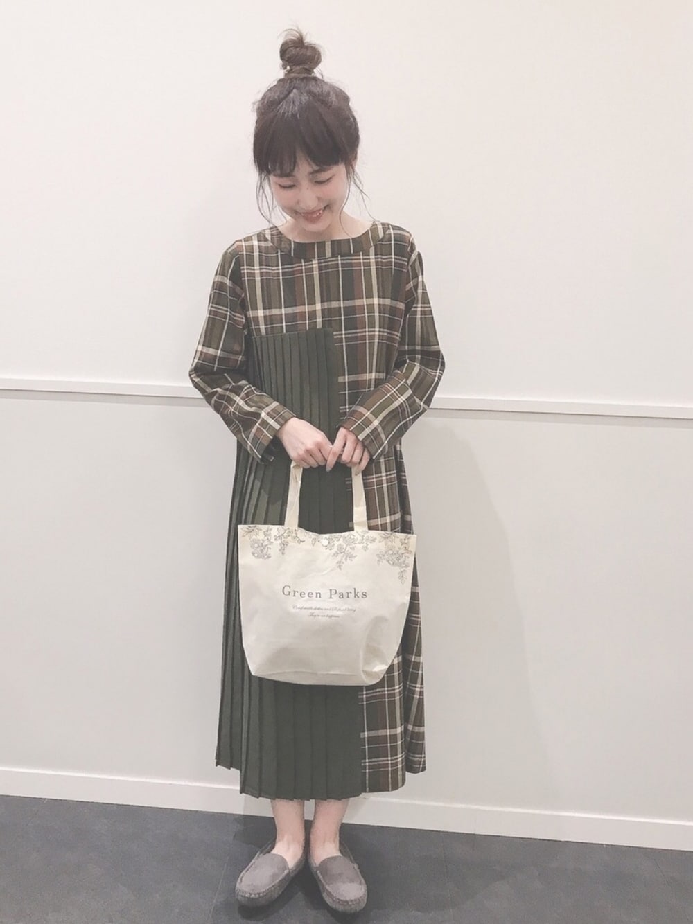 「ootd、大人カジュアル、秋、カーキ、ワンピース、チェック、チェックワンピース、プリーツ、モカシン、チェック柄に恋してる」｜「Green　Parksの・furry rate チェック×プリーツワンピース（ワンピース、グリーン系）」を使った、ささみさん（レディース・156cm）の秋コーディネートの1枚目の写真