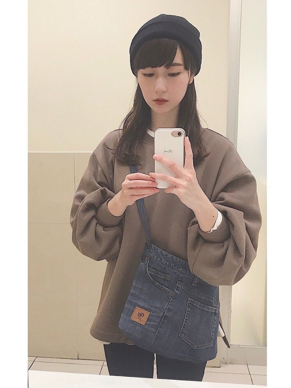 「カジュアルコーデ、お洒落さんとつながりたい、冬、シンプルコーデ、ブラウン、オトナカジュアル、スニーカー、プチプラ、デニム、レイヤードスタイル」｜「earth music&ecologyの裏起毛パフスリーブチュニック（Tシャツ/カットソー、ブラウン系）」を使った、ささみさん（レディース・156cm）の秋コーディネートの1枚目の写真