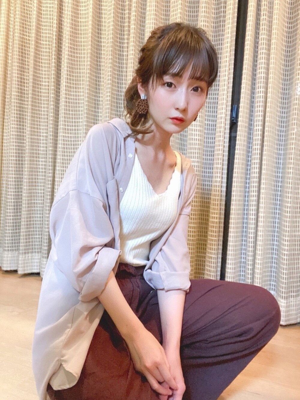 「秋コーデ、おしゃれさんと繋がりたい、シンプル、ブラウン、シアーシャツ、シャツ、パンツ、Green Parks、earth music&ecology、ootd」｜「Green　Parksのシアービッグシャツ＊★（シャツ/ブラウス、ピンク系）」を使った、ささみさん（レディース・156cm）の秋コーディネートの1枚目の写真