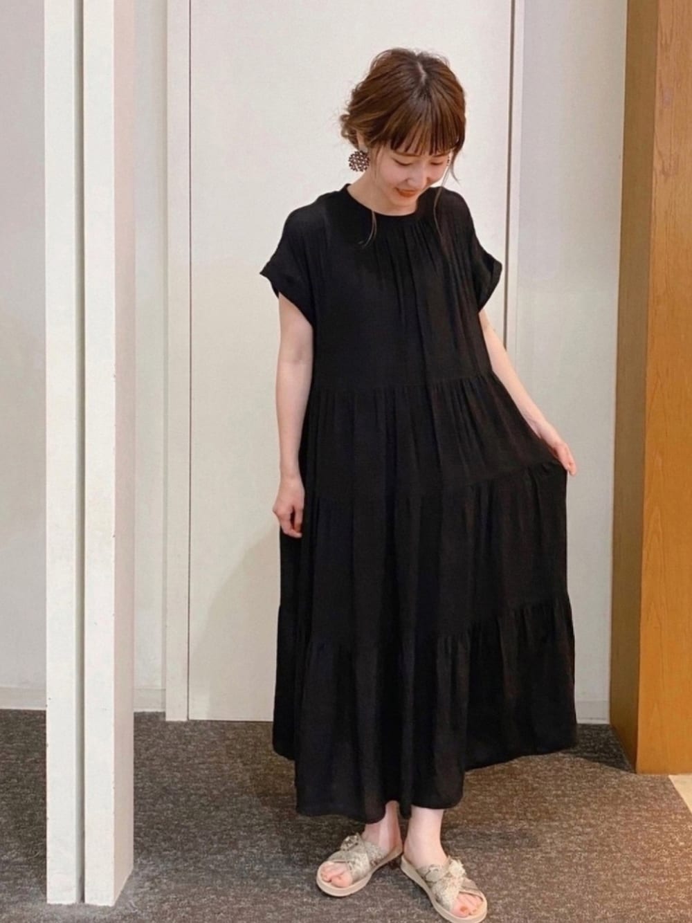 「夏、夏コーデ、大人カジュアル、きれいめカジュアル、カジュアルコーデ、ラクチンコーデ、ゆるコーデ、ワンピース、おしゃれさんと繋がりたい、ootd」｜「ELENCARE DUEの・ELENCARE DUE スラブティアードワンピース＊（ワンピース、ブラック系）」を使った、ささみさん（レディース・156cm）の夏コーディネートの1枚目の写真