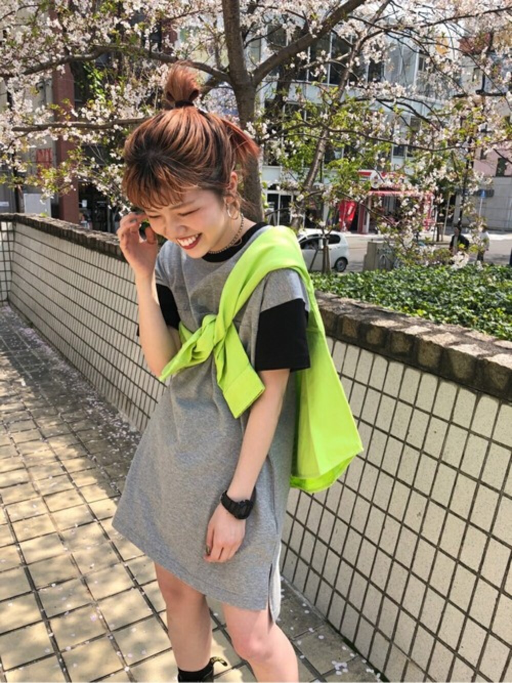 グレー系のワンピース、グリーン系のシャツ/ブラウスを着用したレディースの春コーディネートの1枚目の写真