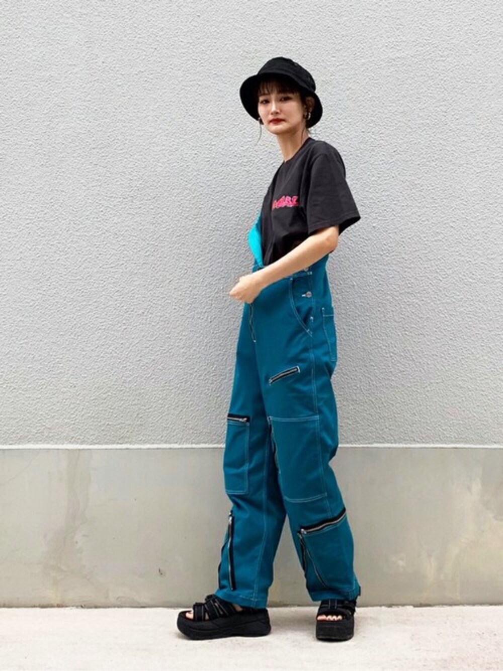 「カジュアル、Tシャツ、オーバーオール、ストリート、ハット、x-girl、夏コーデ、SHAKA、スポサン」｜「X-girlのWILD LOGO S/S TEE（Tシャツ/カットソー、グレー系）」を使った、X-girl STAFFさん（レディース・165cm）の春コーディネートの1枚目の写真