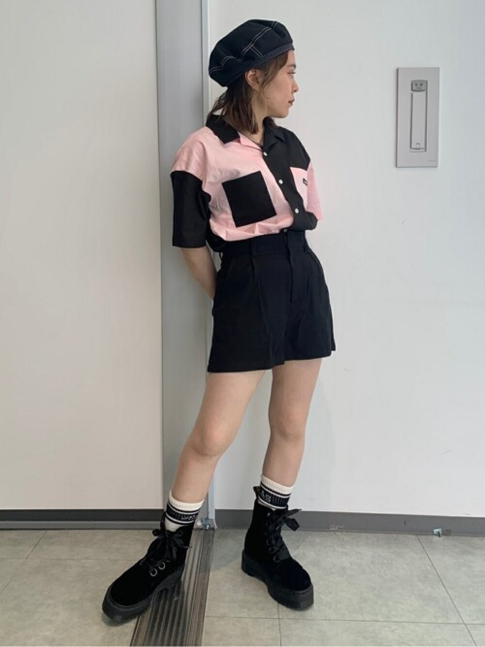 「夏、ベレー帽、ショートパンツ、x-girl、ラインソックス、春、低身長、厚底ブーツ、開襟シャツ、ピンク×ブラック」｜「X-girlの【WEB限定】WORDS LOGO BI-COLOR S/S SHIRT（シャツ/ブラウス、その他）」を使った、X-girl STAFFさん（レディース・145cm）の春コーディネートの1枚目の写真