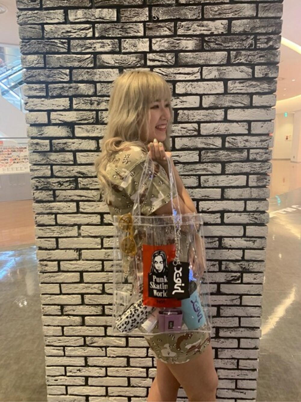 「スニーカー、トートバッグ、夏、ショートパンツ、ストリート、x-girl、パンツスタイル、シャツスタイル、夏コーデ、クリアバッグ」｜「X-girlのFACE CLEAR TOTE BAG（トートバッグ、その他）」を使った、X-girl STAFFさん（レディース・174cm）の夏コーディネートの1枚目の写真
