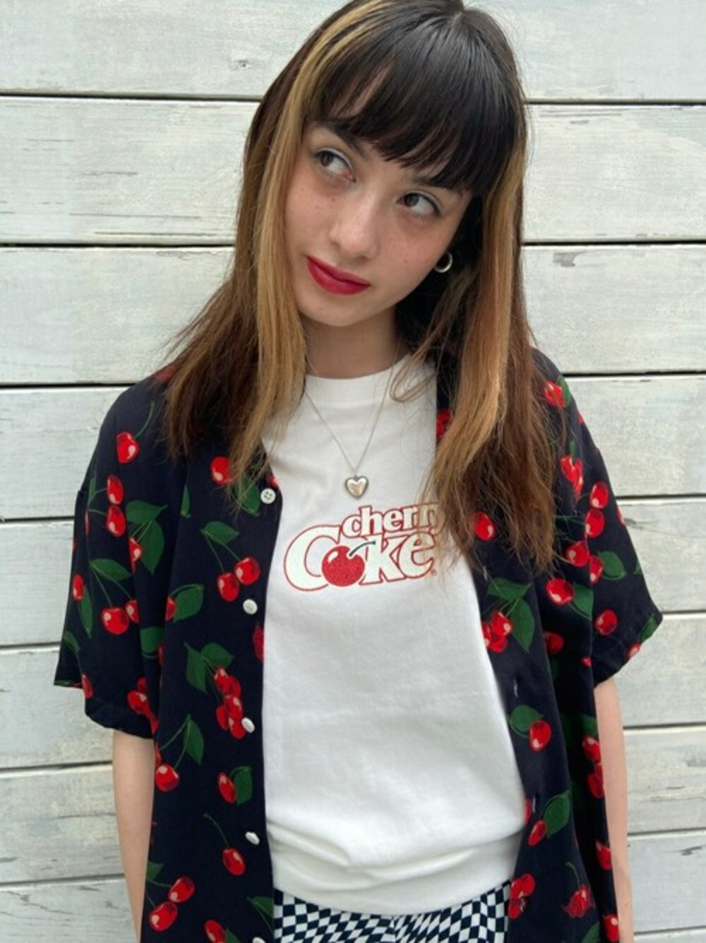 ホワイト系のTシャツ/カットソー、ホワイト系のその他パンツ、ブラック系のシャツ/ブラウスを着用したレディースの夏コーディネートの1枚目の写真