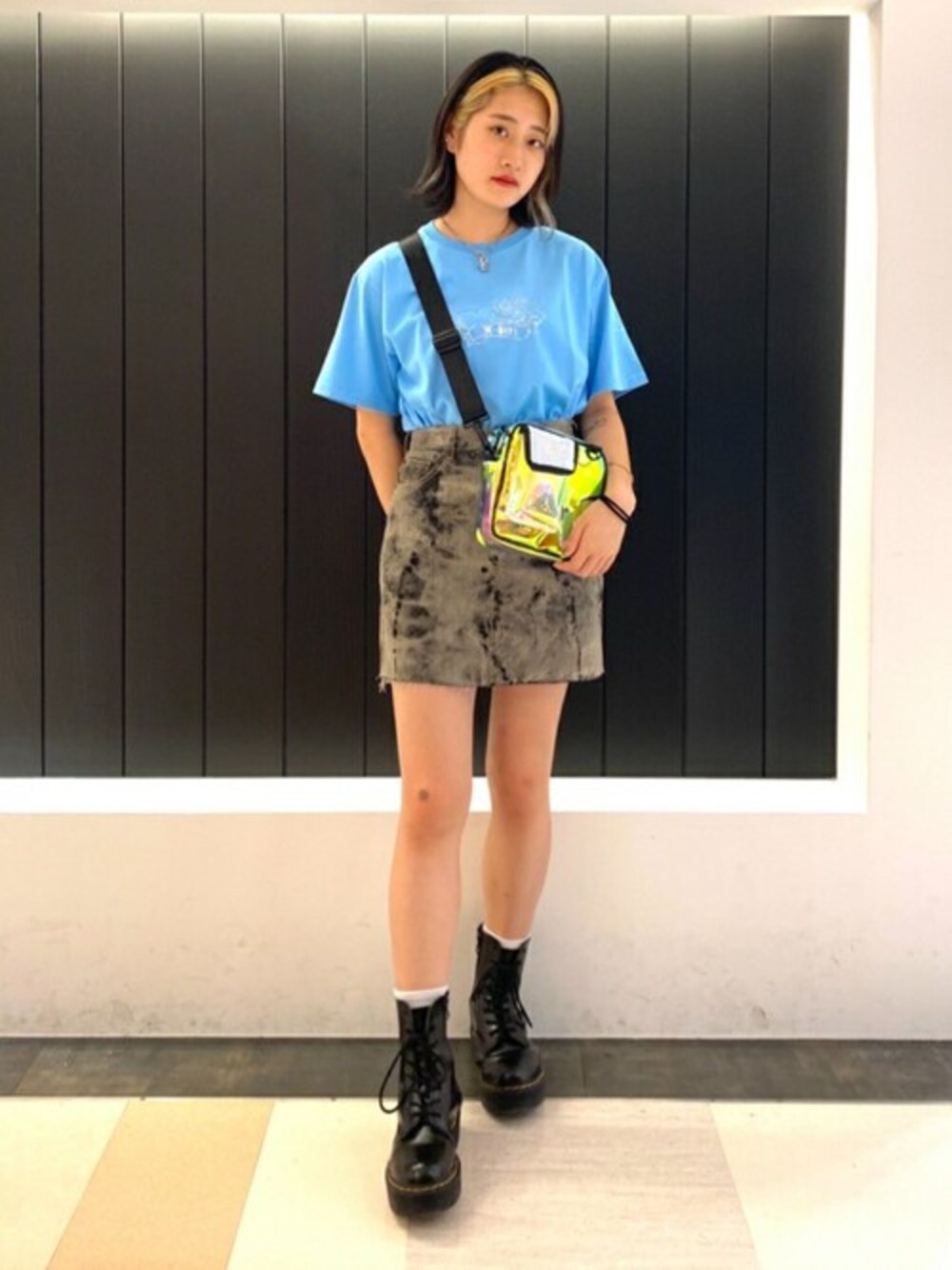 ブルー系のTシャツ/カットソー、ブラック系のスカート、その他のショルダーバッグを着用したレディースの夏コーディネートの1枚目の写真