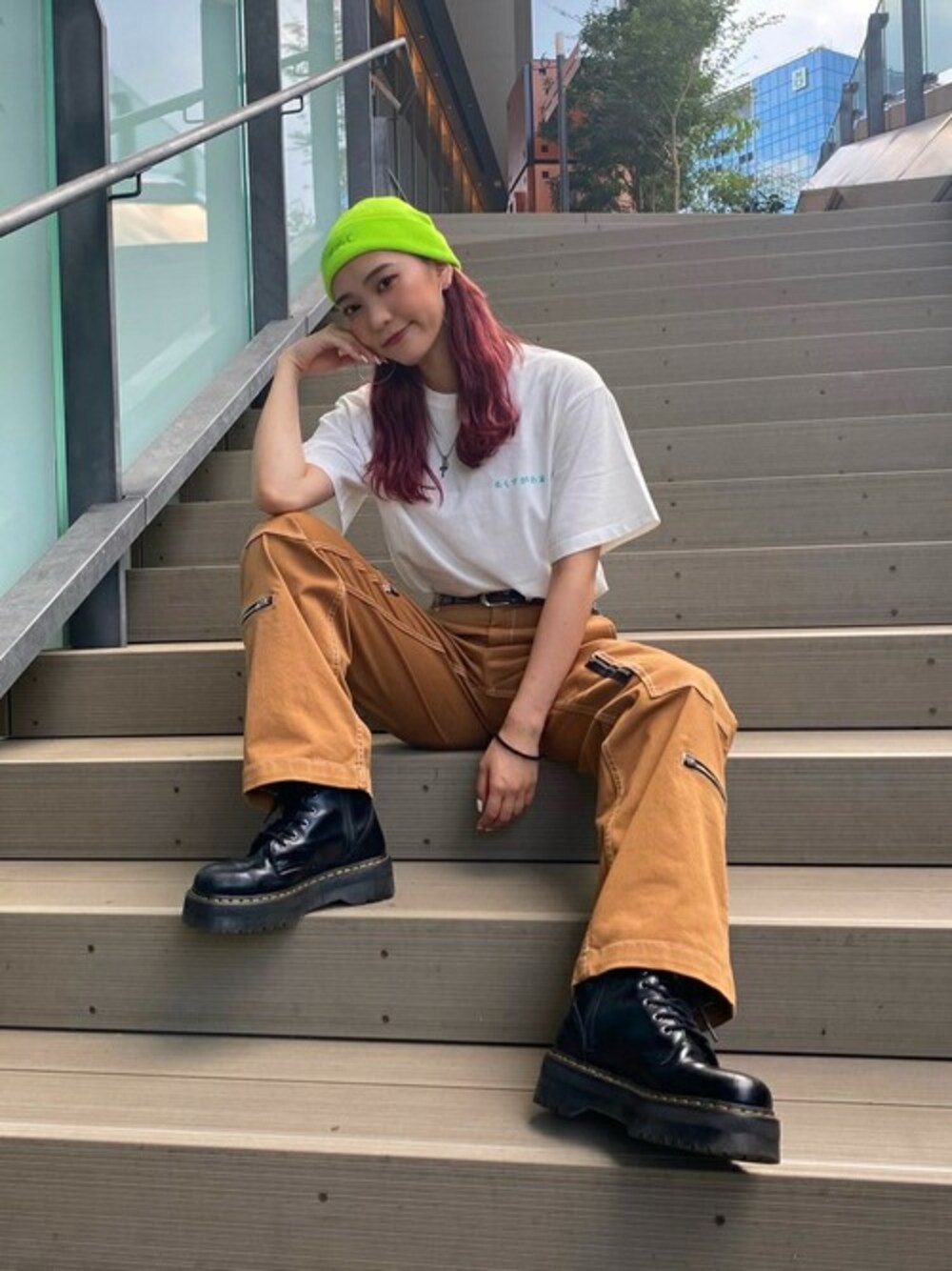 ホワイト系のTシャツ/カットソー、ベージュ系のその他パンツ、グリーン系のキャップを着用したレディースの夏コーディネートの1枚目の写真