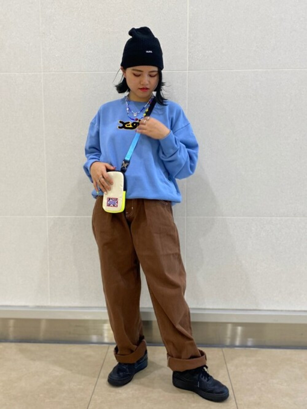 ブルー系のスウェット、ブラウン系のその他パンツ、ホワイト系のその他小物を着用したレディースの秋コーディネートの1枚目の写真