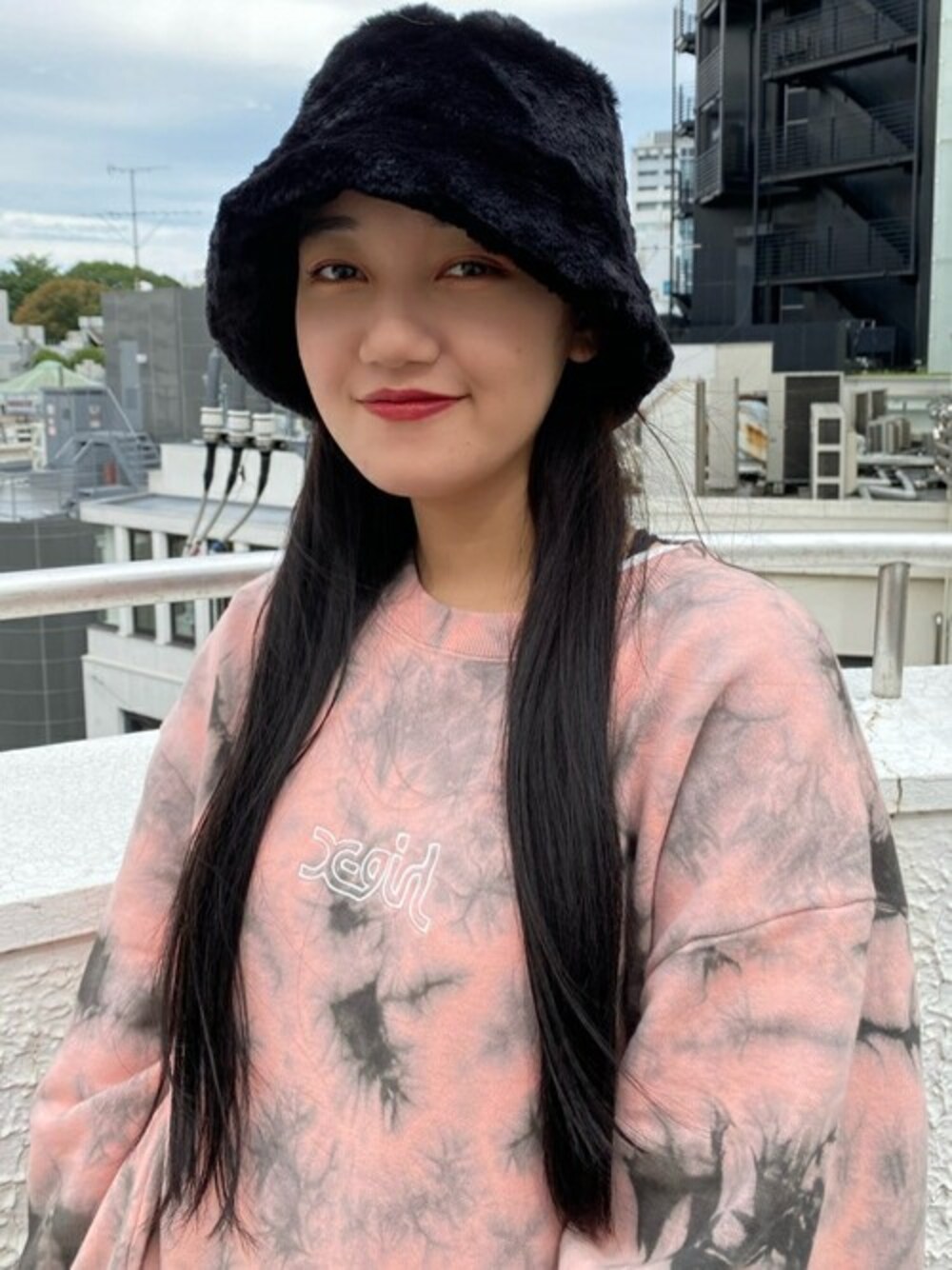 ピンク系のスウェット、ホワイト系のTシャツ/カットソー、ブラック系のハットを着用したレディースの秋コーディネートの1枚目の写真