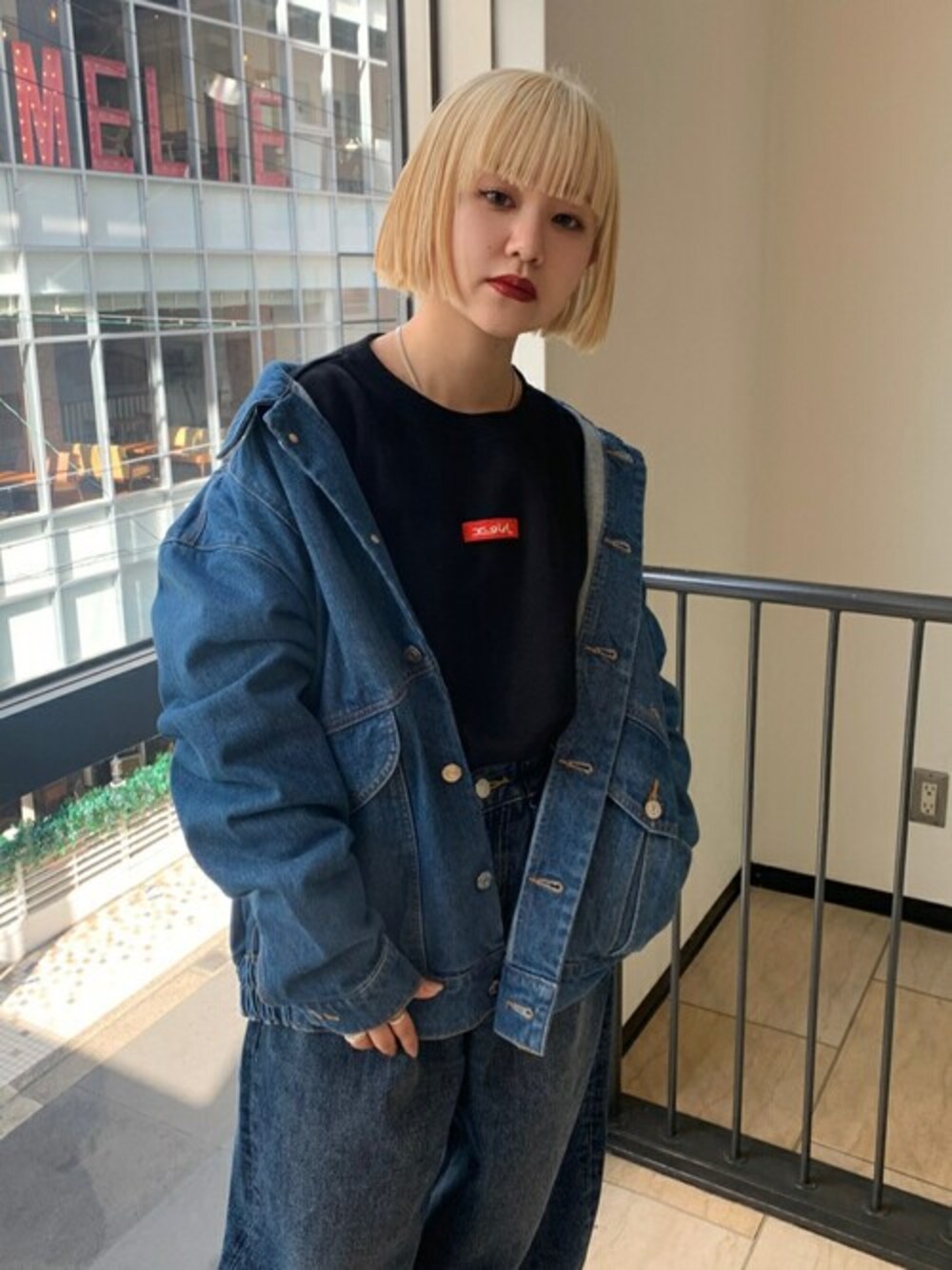 「スウェット、ジャケット、デニム、秋のコーデ、x-girl、クルーネック」｜「X-girlのBOX LOGO SWEAT TOP（スウェット、ブラック系）」を使った、X-girl STAFFさん（レディース・148cm）の冬コーディネートの1枚目の写真