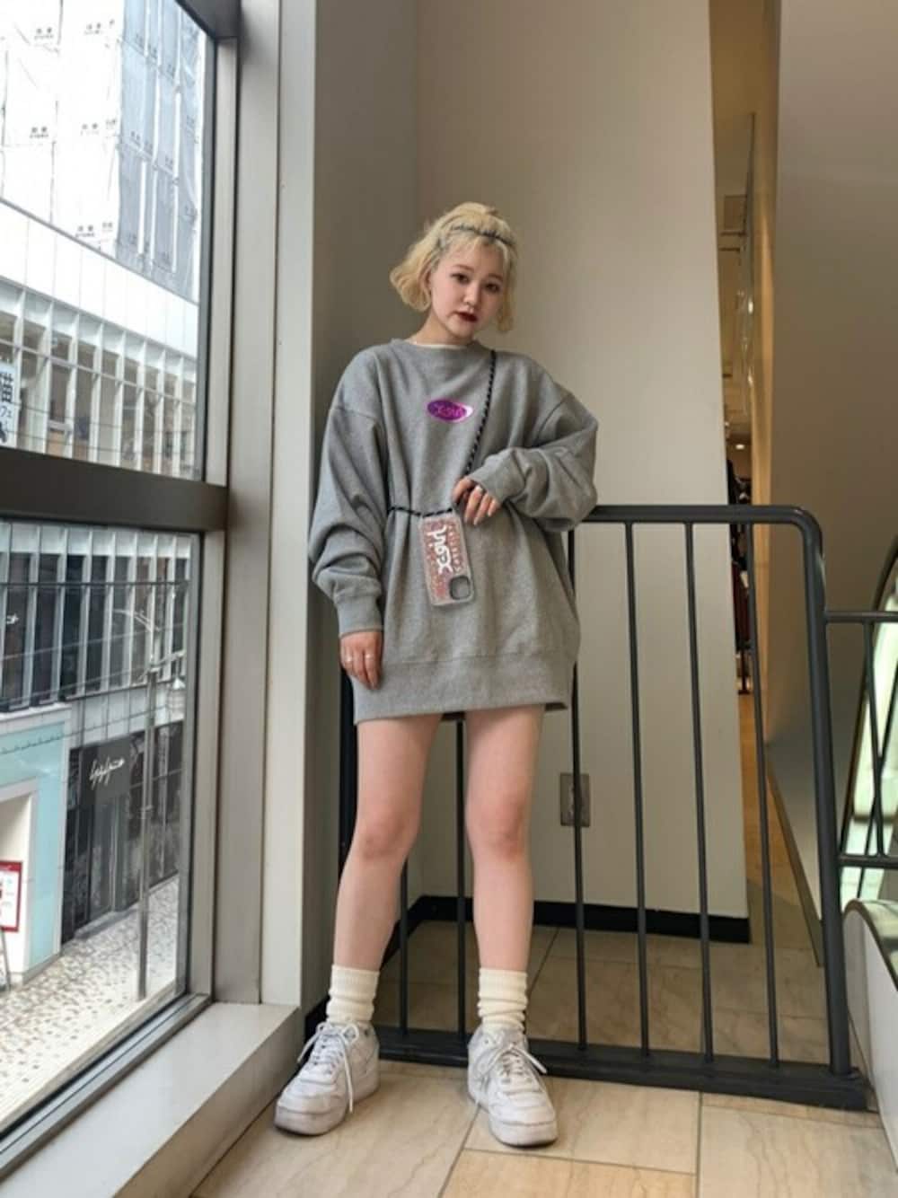 「スウェット、ワンピース、シンプル、オーバーサイズ、x-girl、クルーネック、ootd、低身長、カジュアルコーデ」｜「X-girlのJELLY OVAL LOGO SWEAT TOP（スウェット、グレー系）」を使った、X-girl STAFFさん（レディース・148cm）の冬コーディネートの1枚目の写真