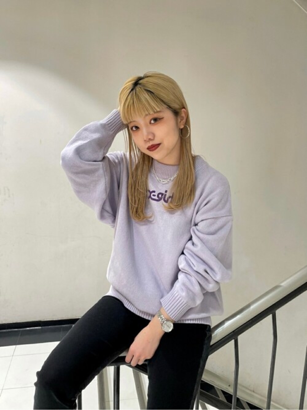 パープル系のニット/セーター、ブラック系のその他パンツ、シルバー系のアナログ腕時計を着用したレディースの冬コーディネートの1枚目の写真