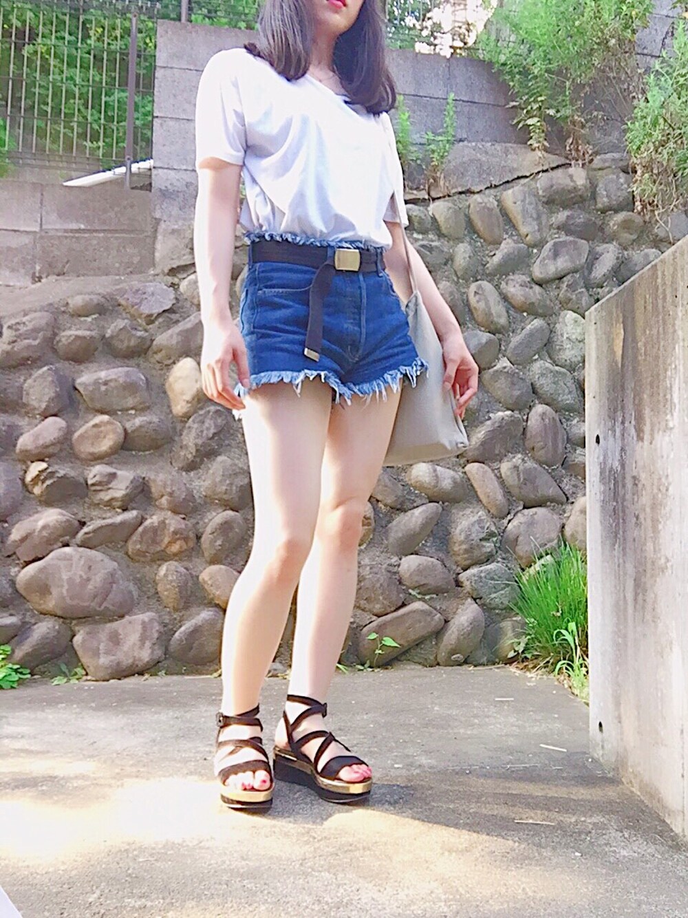 「EMODA、SLY、moussy、白Tシャツ、ショーパン、サンダル、ラフ、七夕、楽チンコーデ」｜「EMODAのRELAX WIDE Vネック Tシャツ（Tシャツ/カットソー、ホワイト系）」を使った、まままさん（レディース・165cm）の夏コーディネートの1枚目の写真